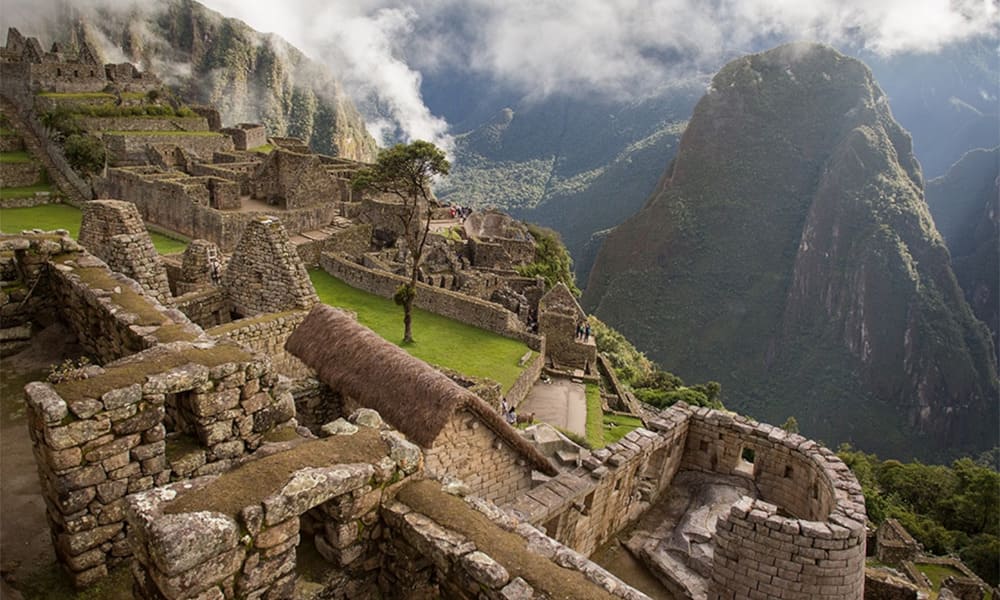 achu Picchu, sebuah situs arkeologi yang terletak di Pegunungan Andes, Peru, telah menjadi salah satu keajaiban dunia yang paling terkenal.