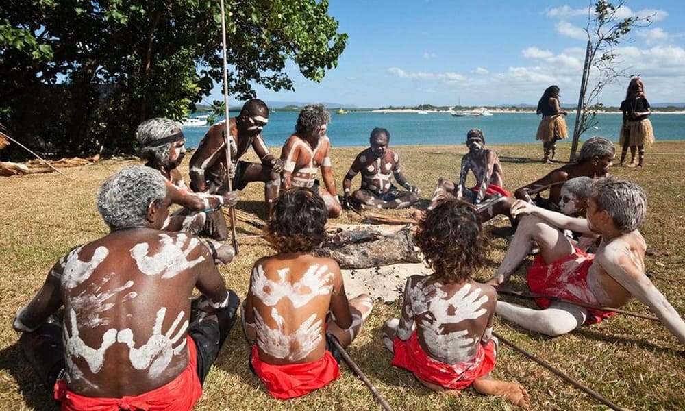 Suku Aborigin adalah kelompok etnis asli Australia yang mendiami benua ini sebelum kedatangan orang Eropa Mereka merupakan penduduk asli Australia yang memiliki keberagaman budaya, bahasa, dan tradisi yang kaya· Berikut adalah beberapa informasi umum tentang Suku Aborigin: