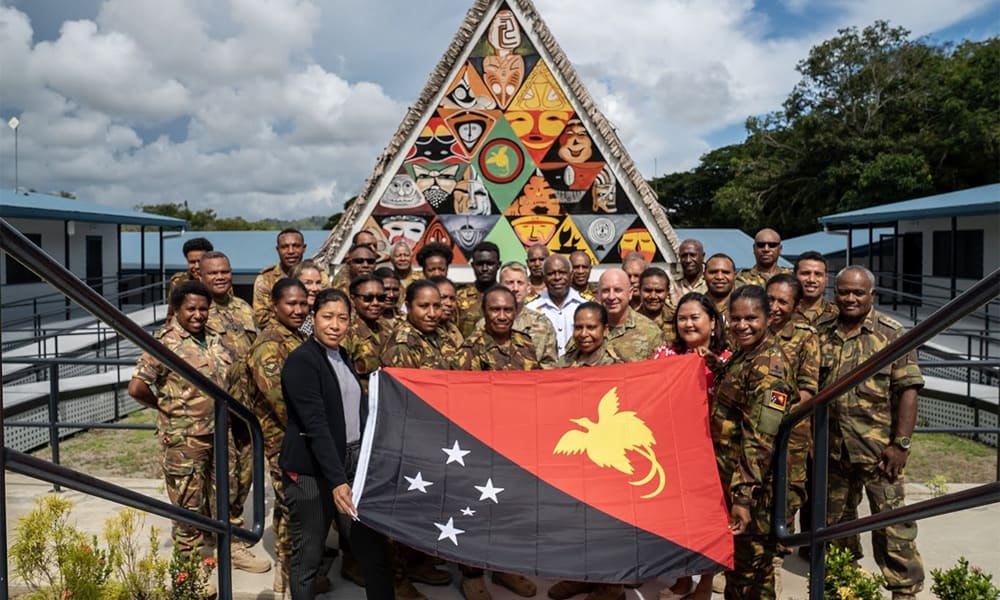 papua Nugini adalah negara pulau yang terletak di Oseania, di bagian timur laut Australia, dan berbatasan dengan Indonesia di barat.