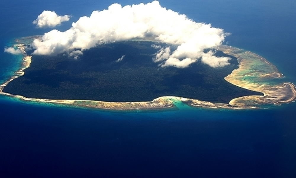 Pulau Sentinel Utara dihuni oleh sekelompok masyarakat primitif yang terisolasi disebut sebagai Suku Sentinel Populasi mereka saat ini diperkirakan berkisar antara 50 sampai 400 orang Orang-orang Sentinel ini menghindari setiap hubungan dengan orang lain di luar kelompok mereka, keberadaan mereka disebutkan sebagai orang-orang